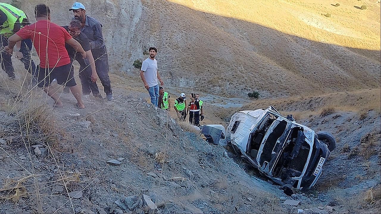 Elazığ'da feci kaza: 12 Yaralı