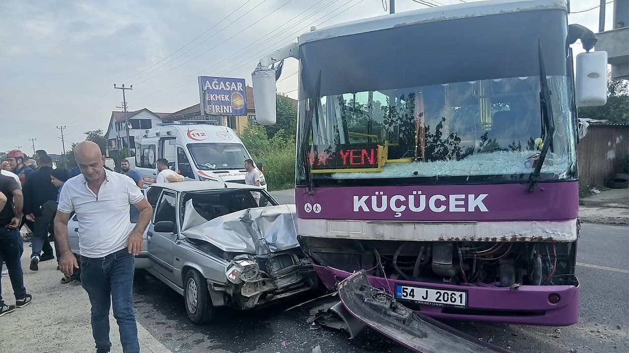 Halk otobüsü ile otomobil çarpıştı: 6 yaralı