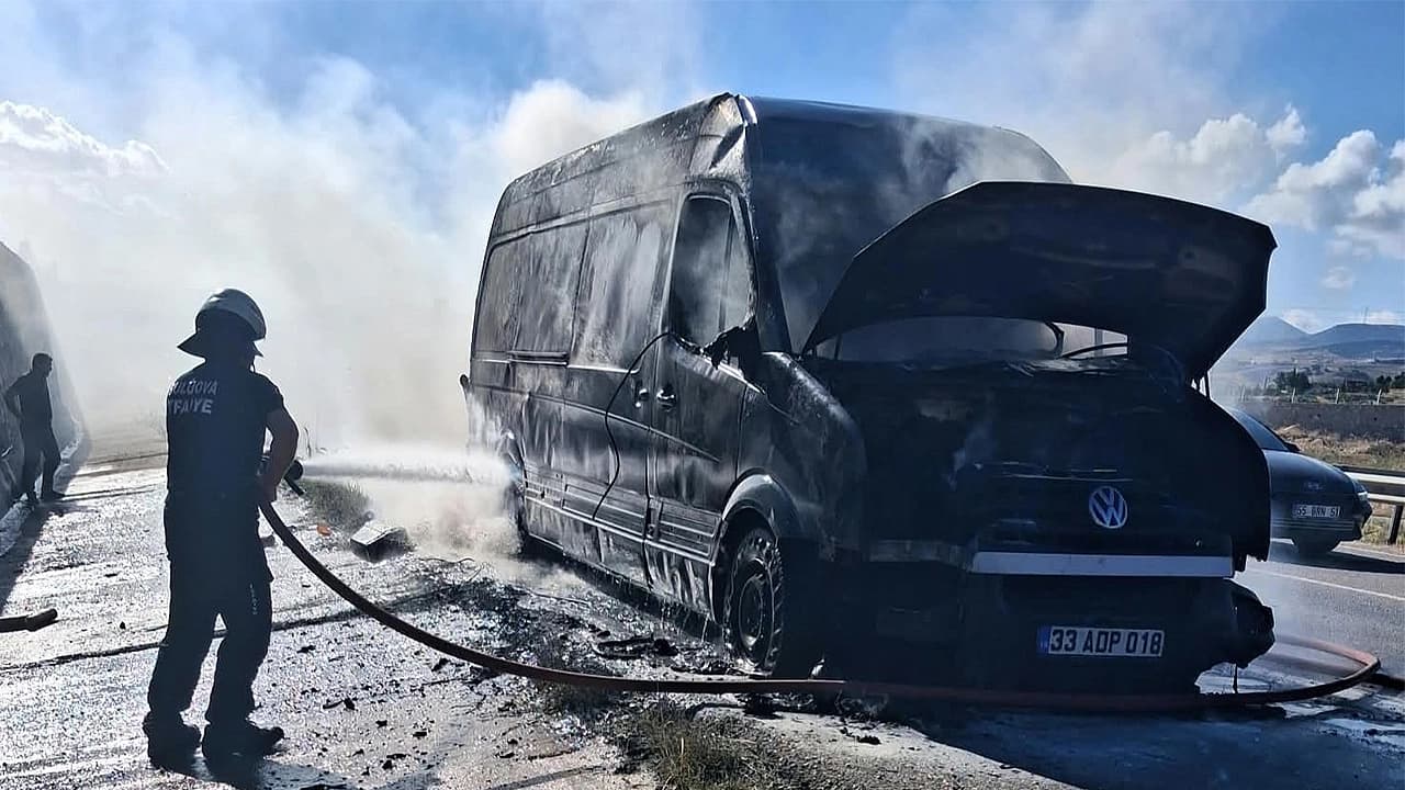 Hırdavat yüklü araç alevlere teslim oldu