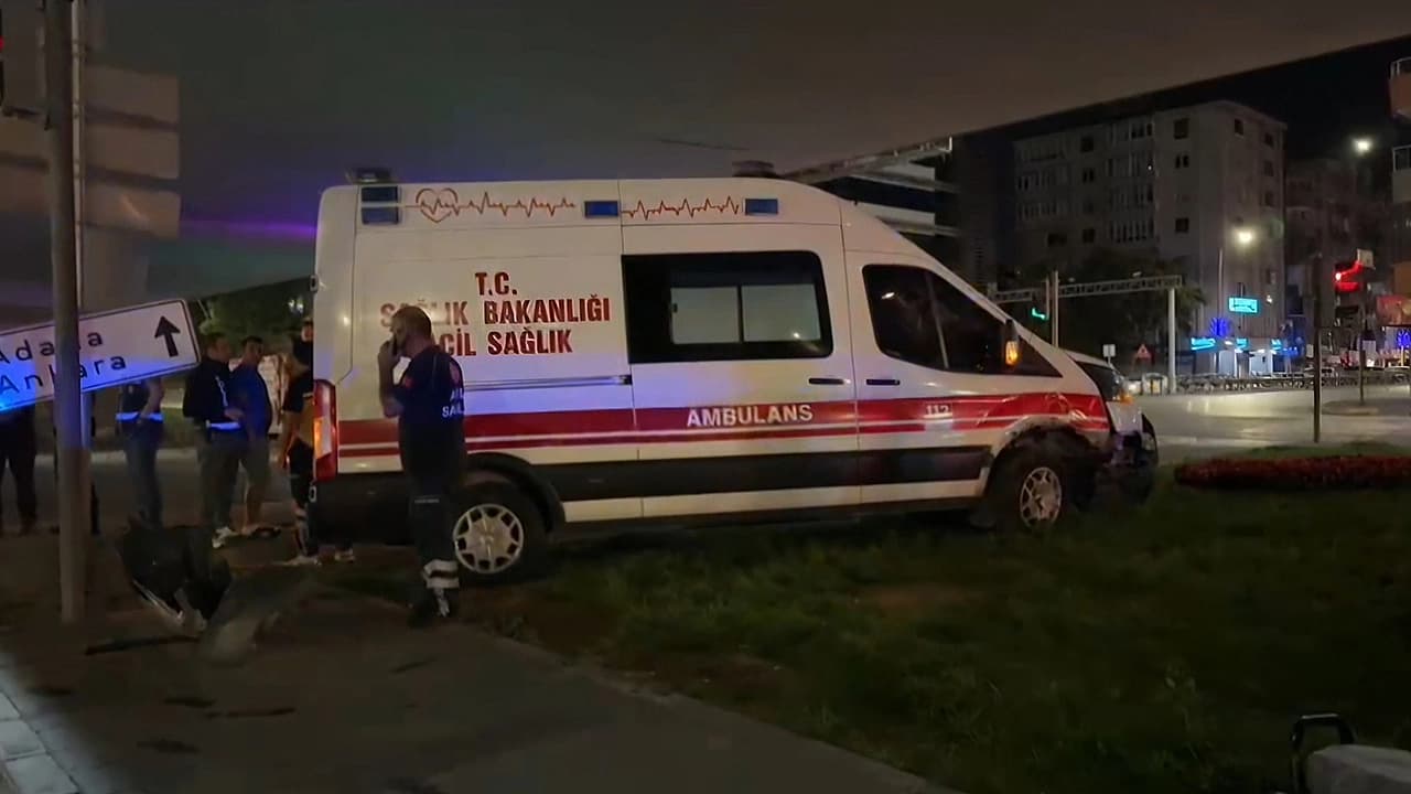 Ambulans ile otomobil çarpıştı: 6 yaralı