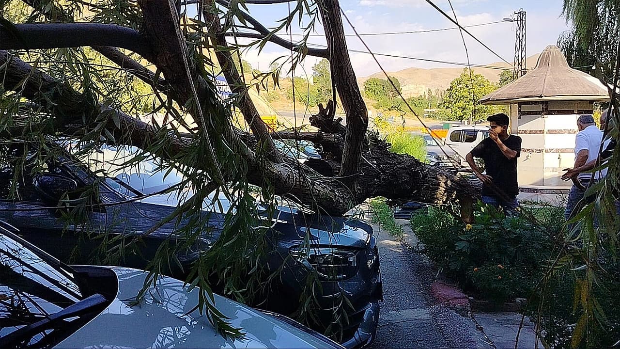 Elazığ’da fırtına dehşeti: 2 Araç hasar gördü