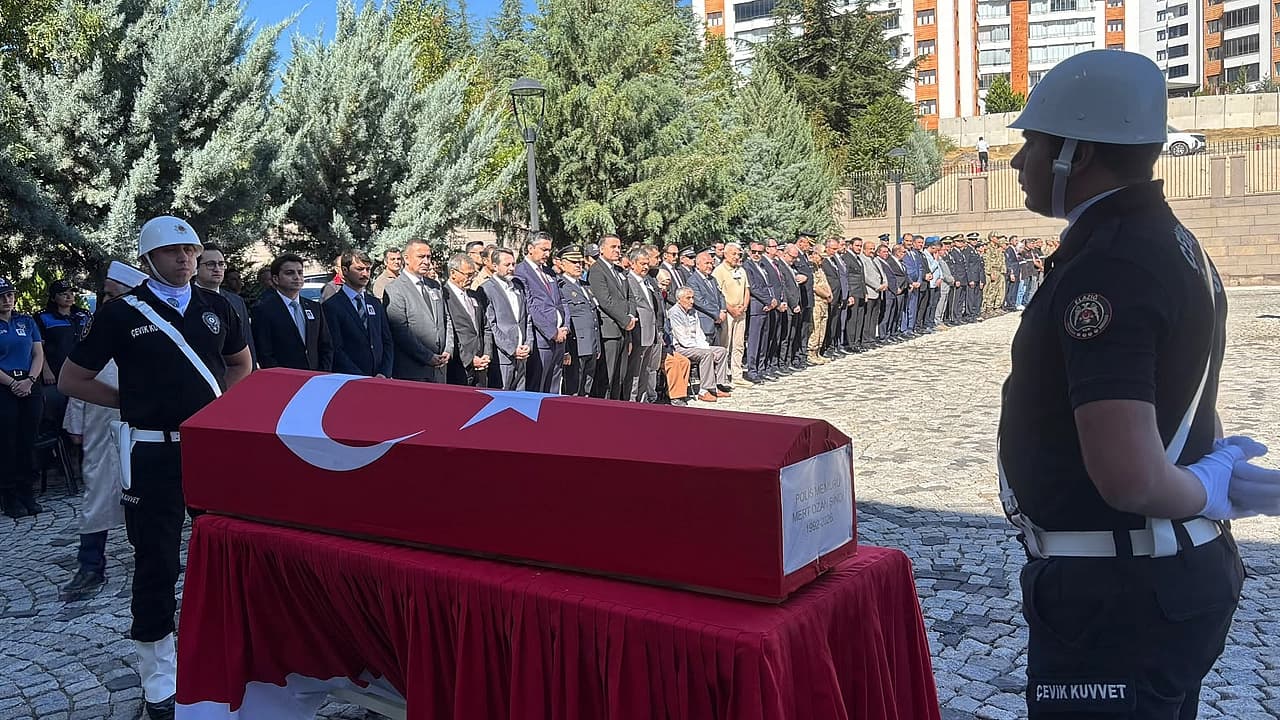 Polis Memuru Mert Ozan Şindi Elazığ’da düzenlenen törenle uğurlandı