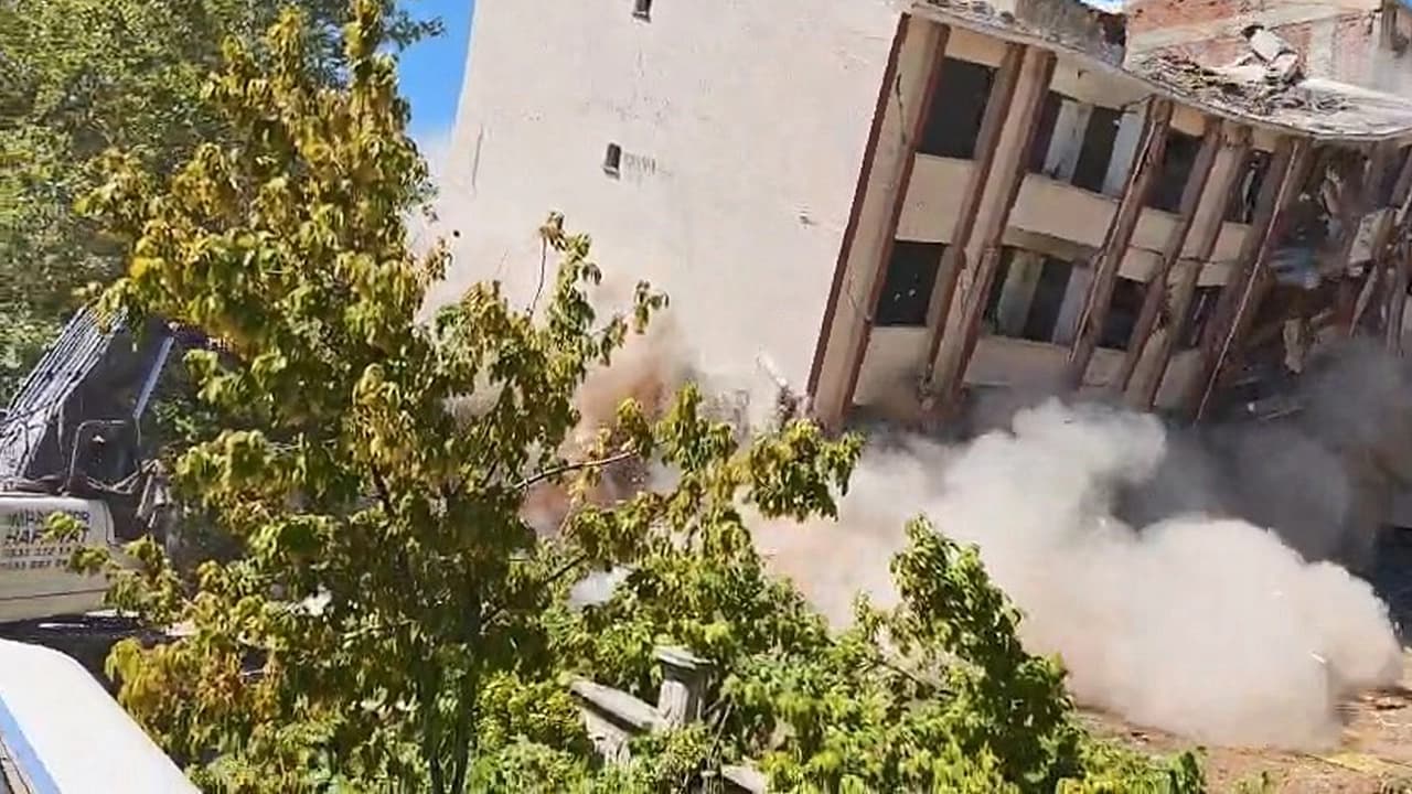 Elazığ’da 5 katlı iki bina saniyeler içinde yerle bir oldu