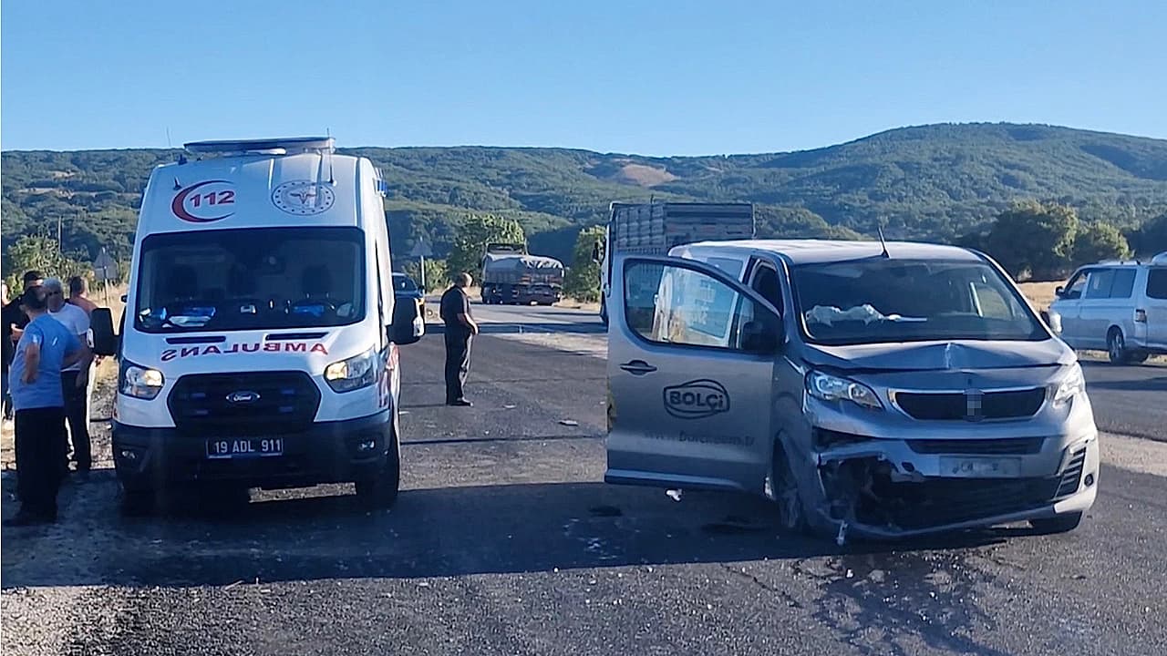 Minibüs traktöre arkadan çarptı: 1 ölü, 1 yaralı