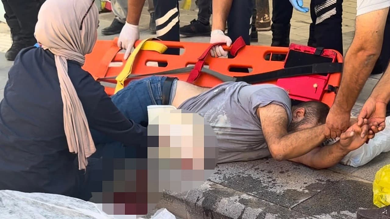 Bunalıma giren adam kendini bıçakladı