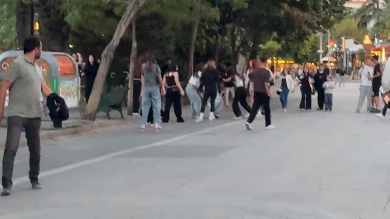 Kız çocuklarının saç saça, başa başa kavgası