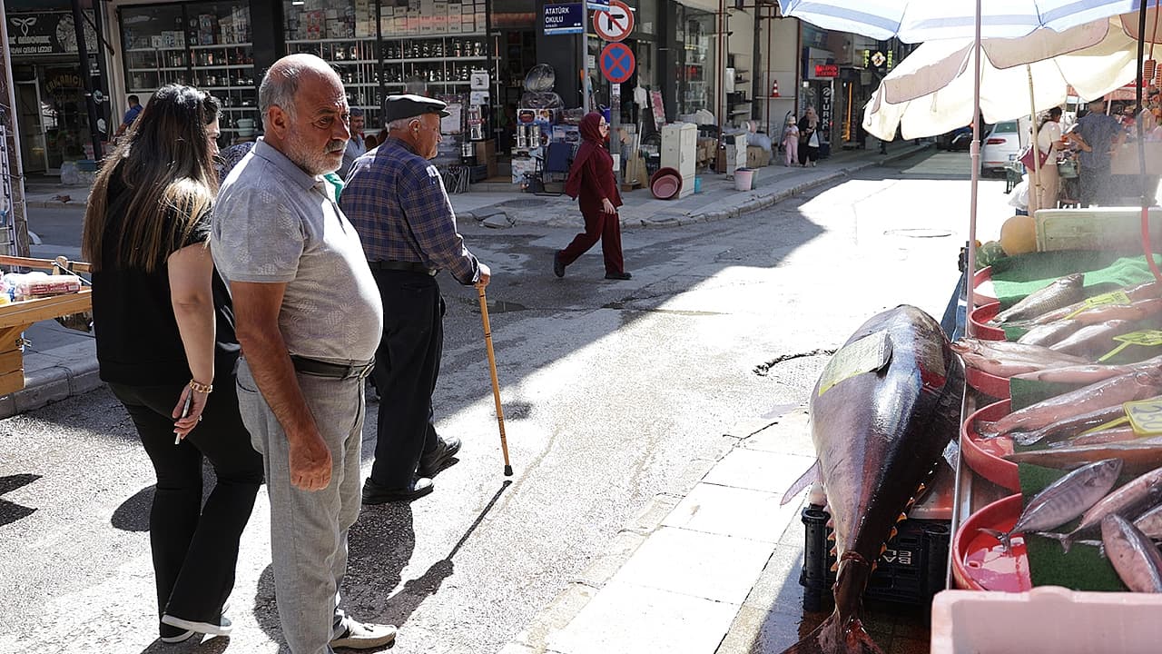 2 metrelik dev balık Elazığ’da tezgaha çıktı
