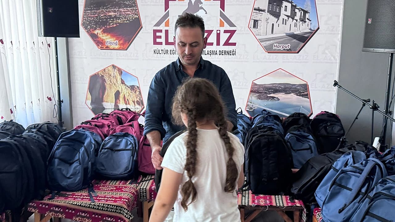 Elazizder'den öğrencilere kırtasiye desteği