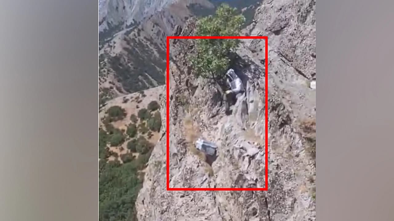 Elazığ’da arıcıların ilginç yöntemi: Kovanları kayaya astılar