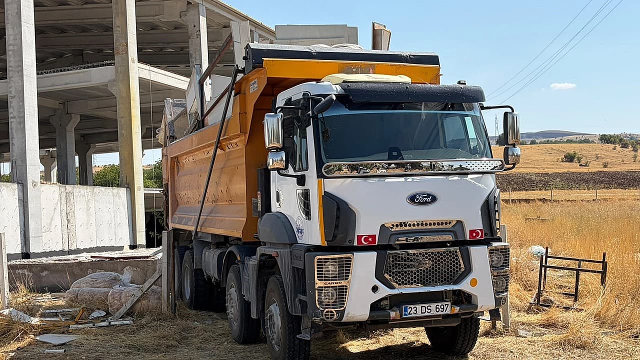 Elazığ’da işçi kamyondan düştü: 1 yaralı