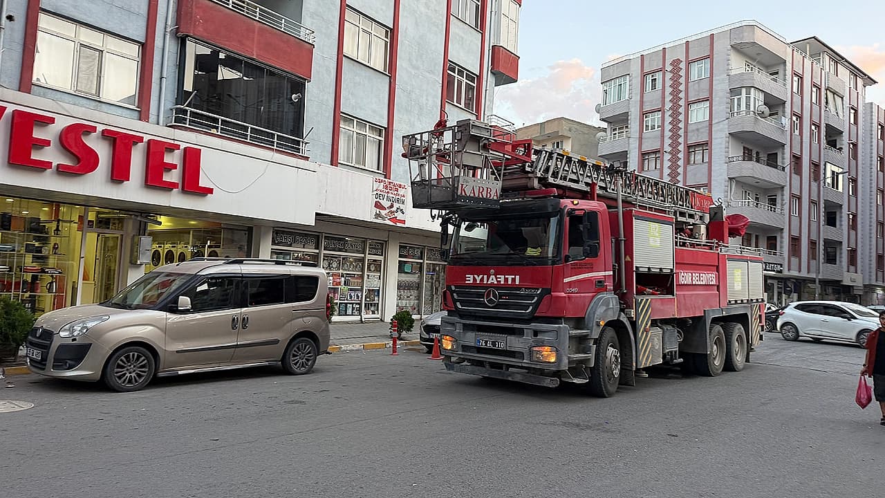 Dubleks dairede yangın: 18 kişi dumandan etkilendi