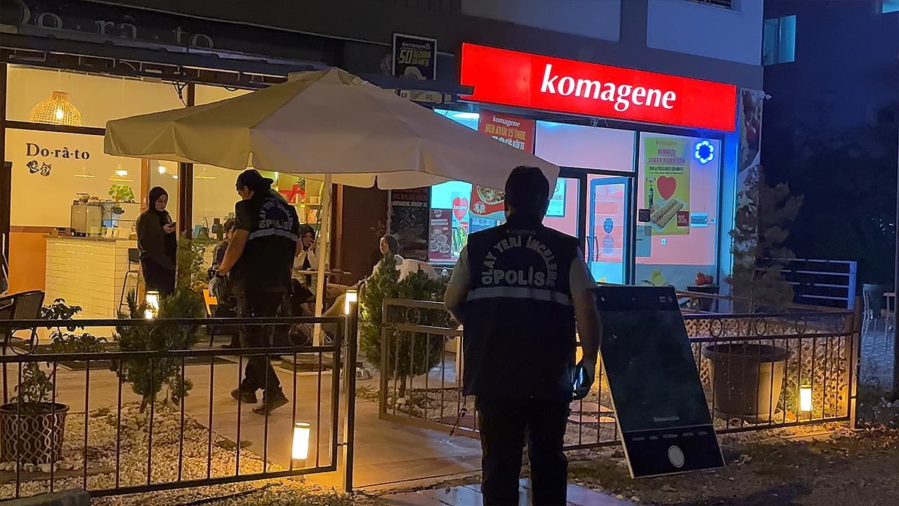 Bıçaklanan şahıs kafeye sığındı