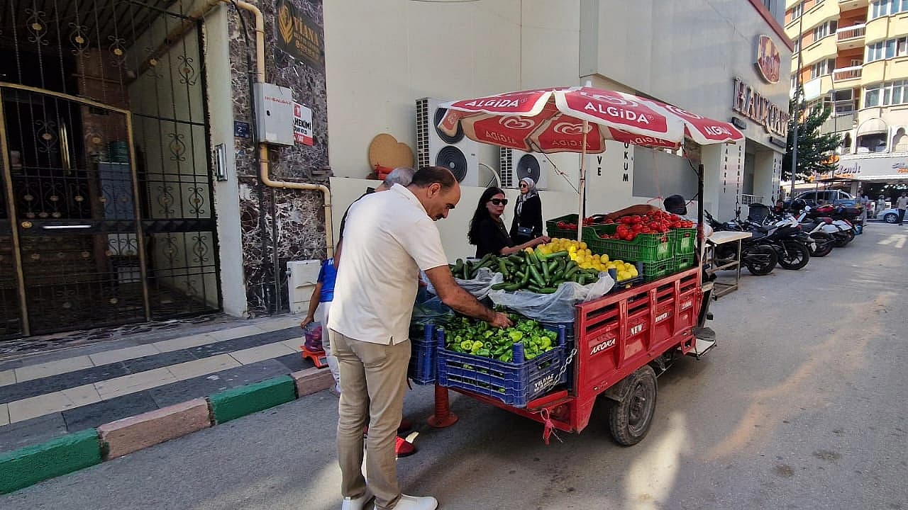 Elazığ’da sokak tezgahında sebze fiyatları dikkat çekiyor
