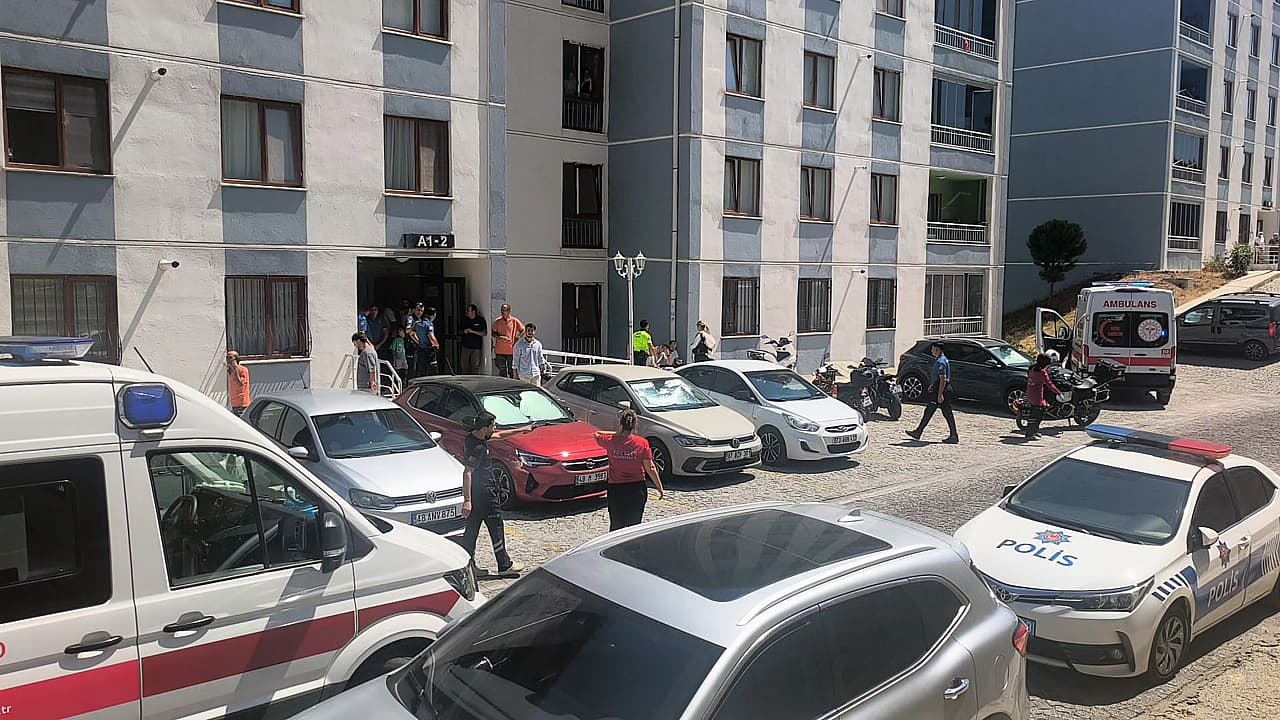 2 kişi aynı dairede ölü bulundu