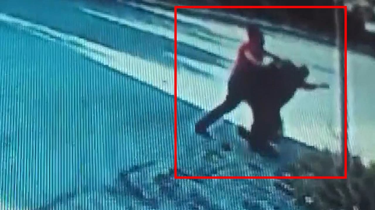 55 yaşındaki engelli adamı darp etti