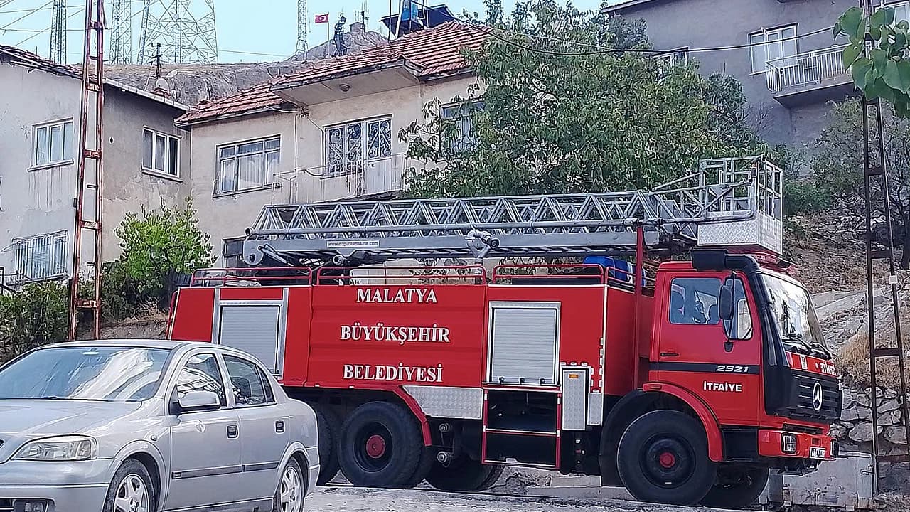 Emekli öğretmen evinde ölü bulundu