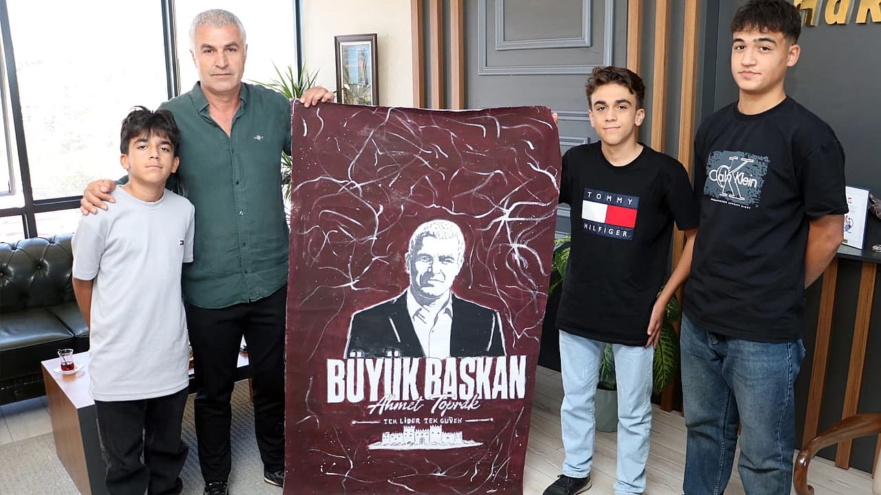 Minik taraftarlardan Başkan Ahmet Toprak’a anlamlı hediye